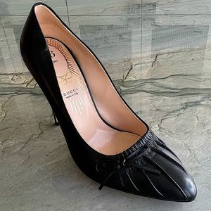 GUCCI - No.6 Black Leather Pointed Toe Pump with Bow Detail